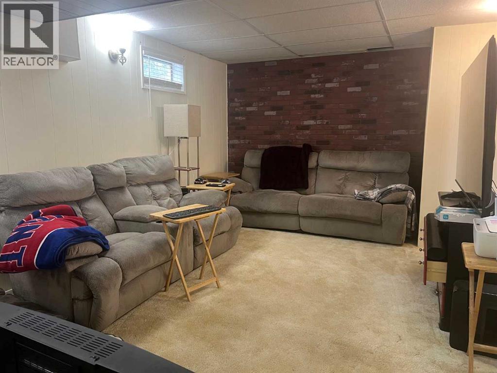 5811a 50 Street N - 25