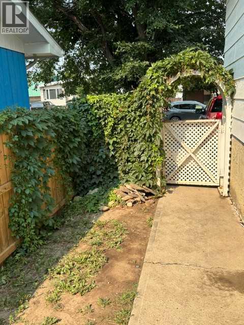 5811a 50 Street N - 3