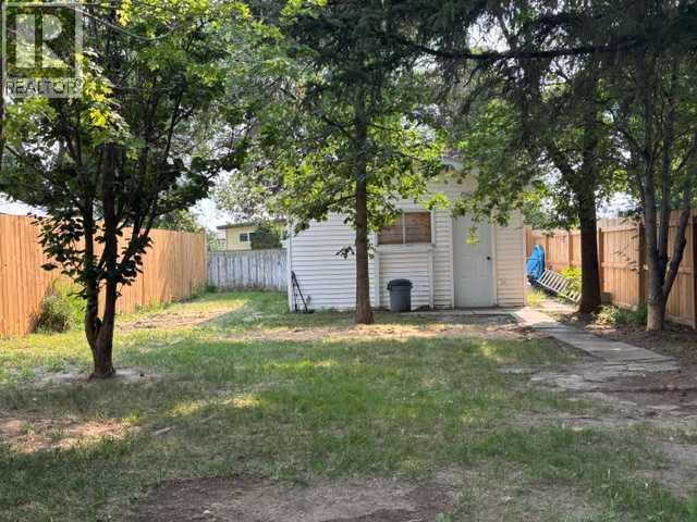 5811a 50 Street N - 34