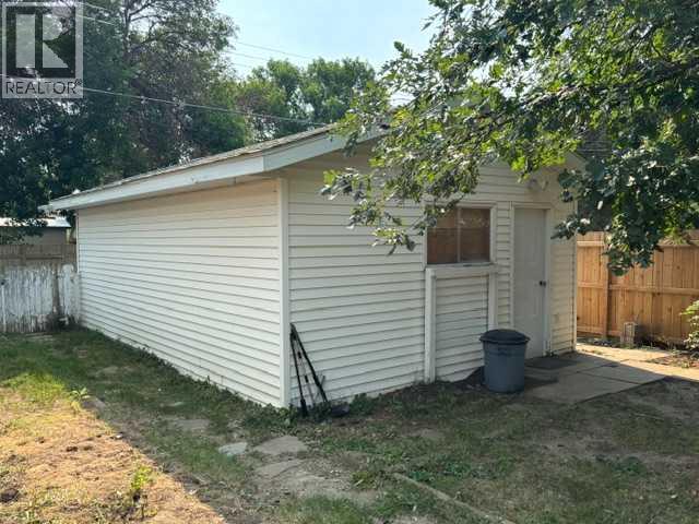 5811a 50 Street N - 35