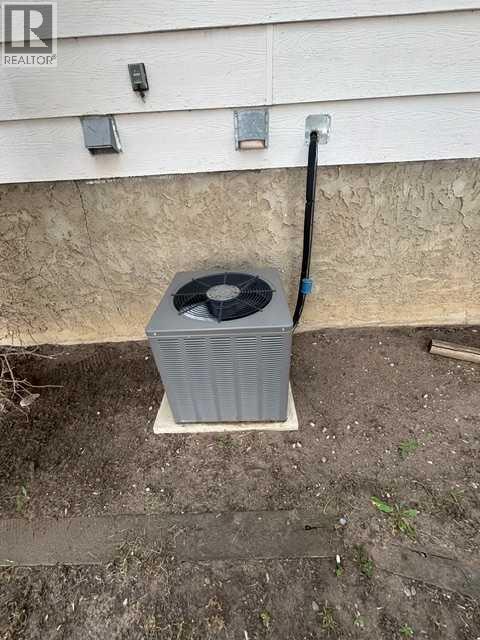 5811a 50 Street N - 36