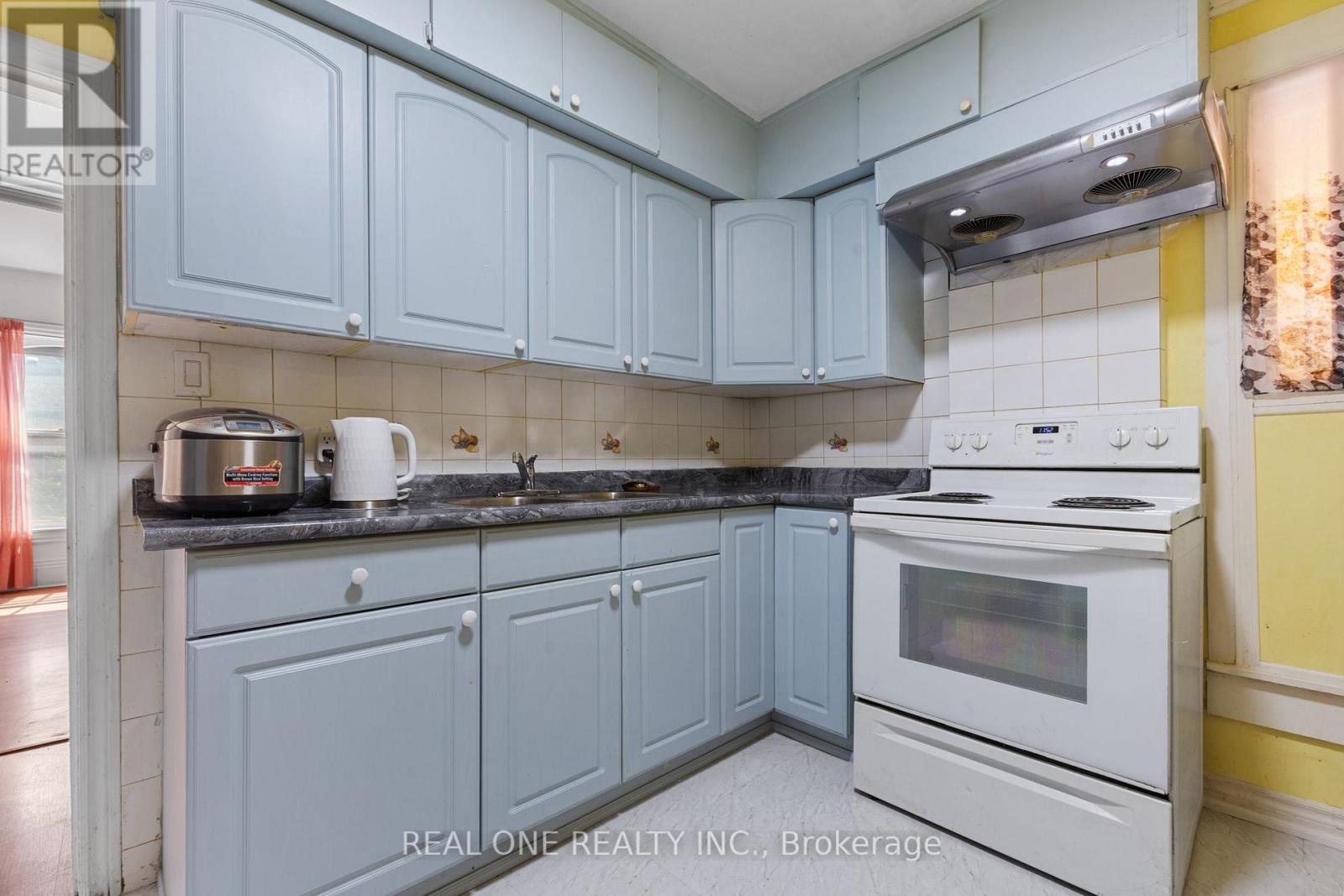 155 VICTORIA AVENUE N - 13