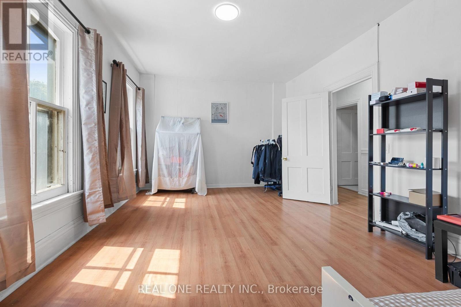 155 VICTORIA AVENUE N - 18