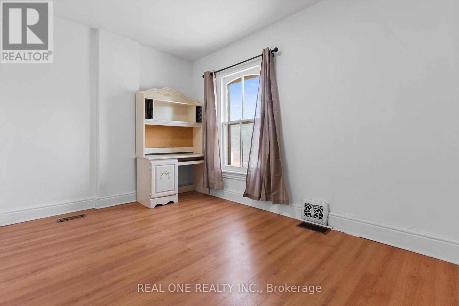 155 VICTORIA AVENUE N - 23