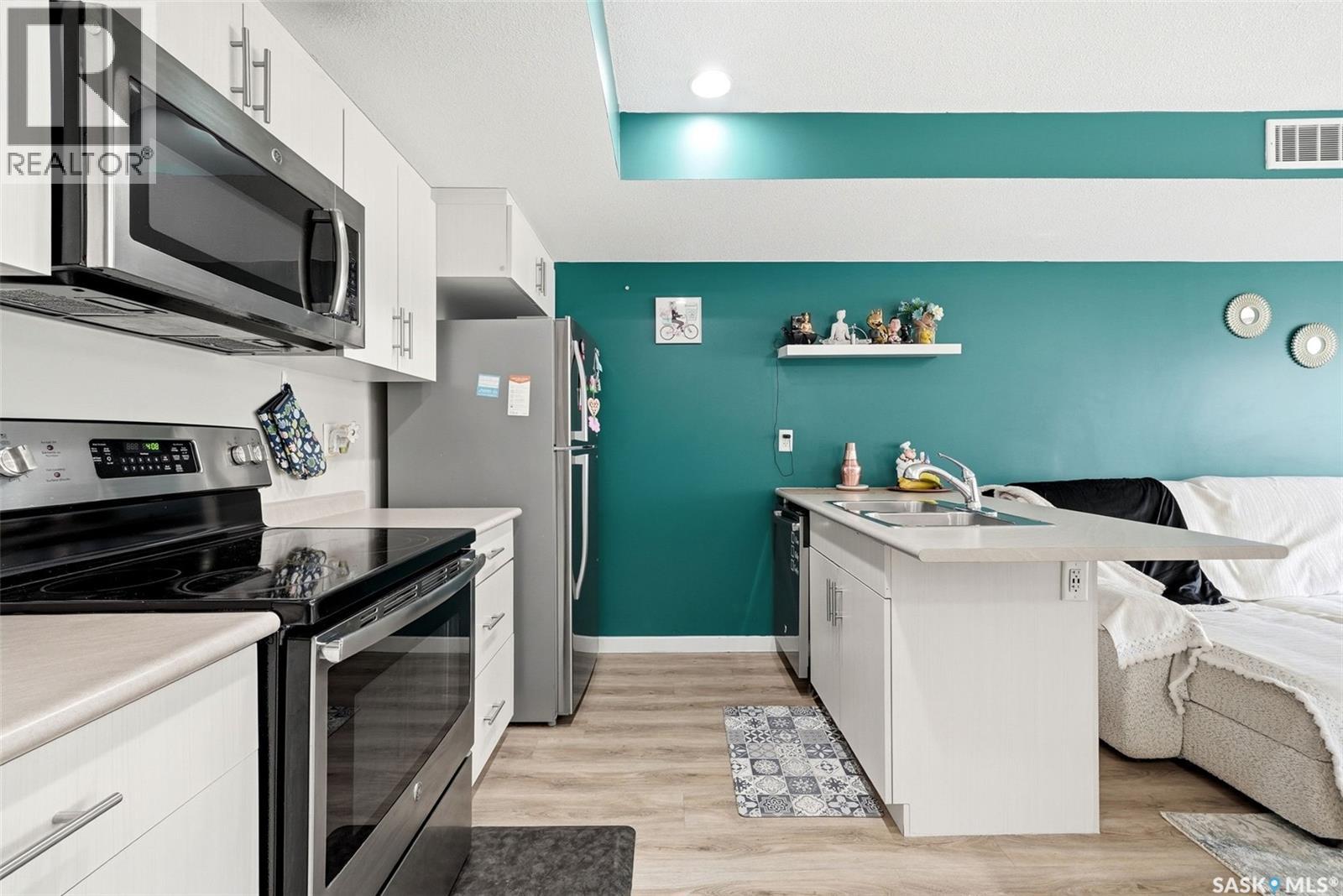 #302B 3355 Green Poppy STREET - Image 10