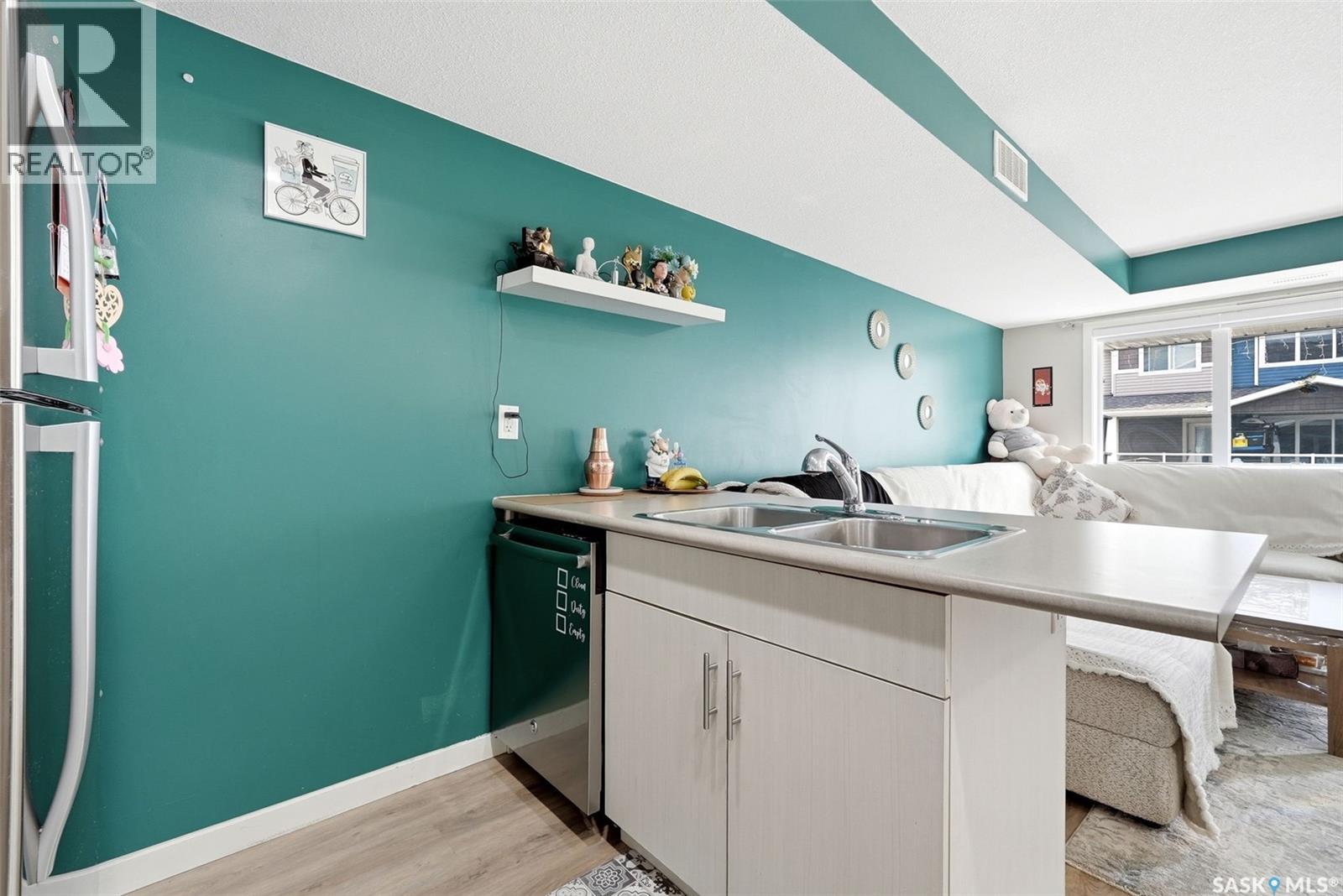 #302B 3355 Green Poppy STREET - Image 11