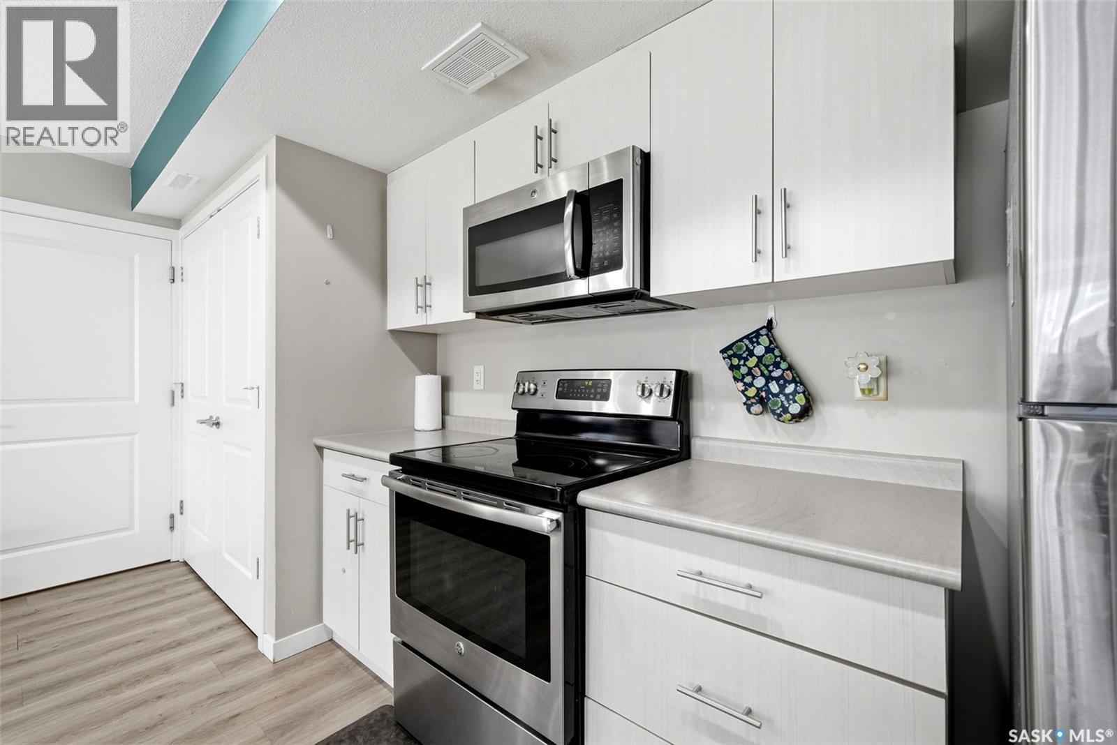 #302B 3355 Green Poppy STREET - Image 12