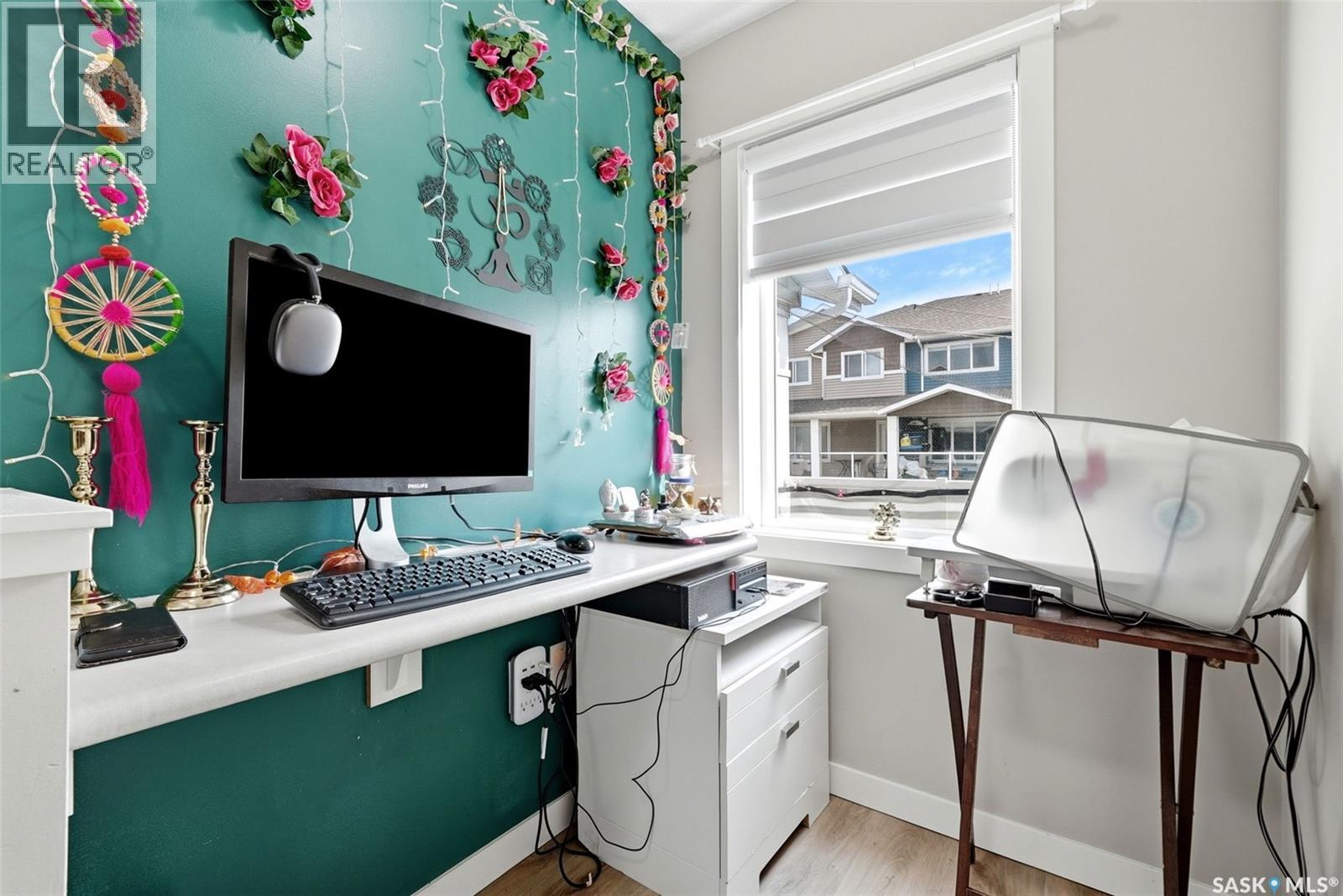 #302B 3355 Green Poppy STREET - Image 13