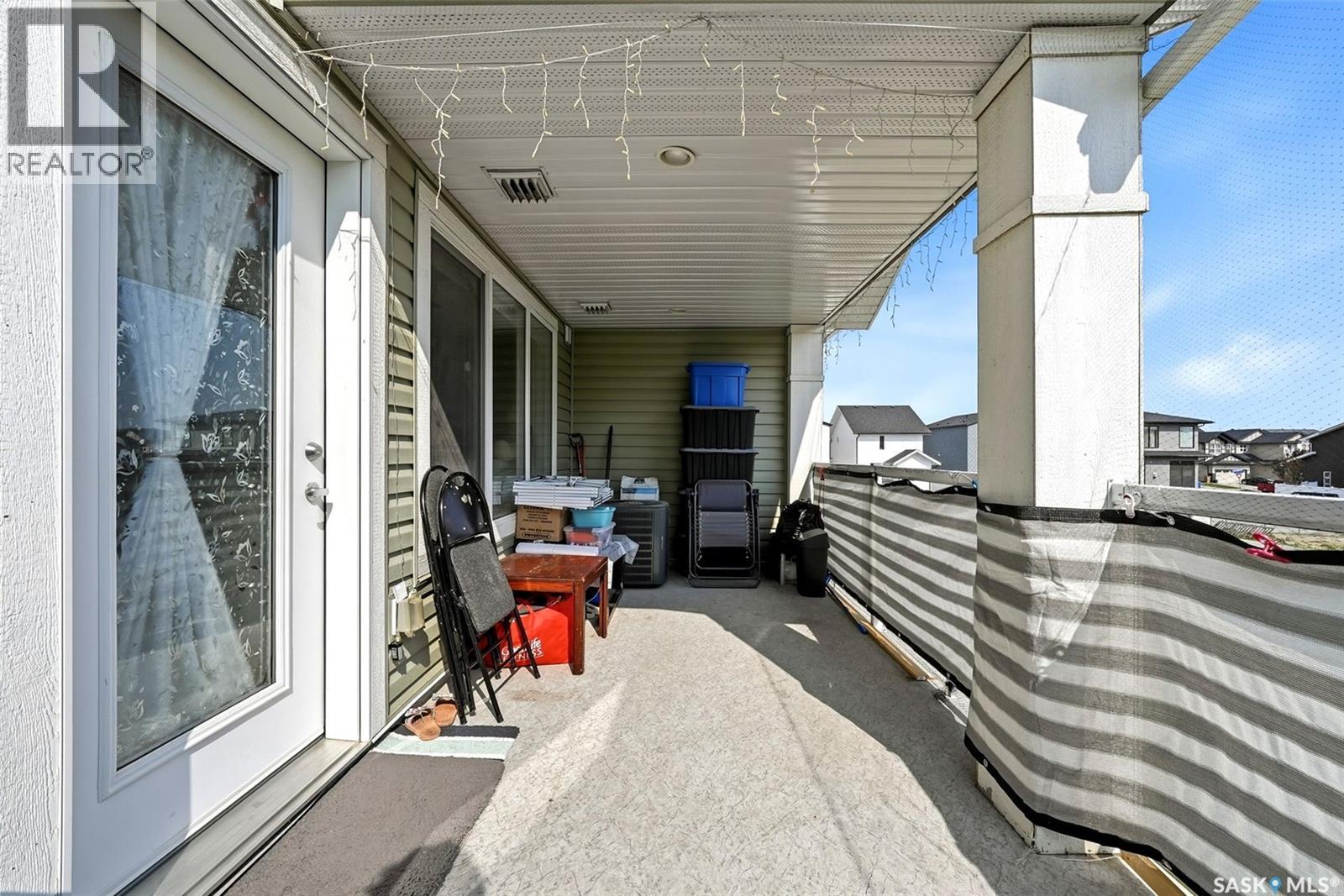 #302B 3355 Green Poppy STREET - Image 14