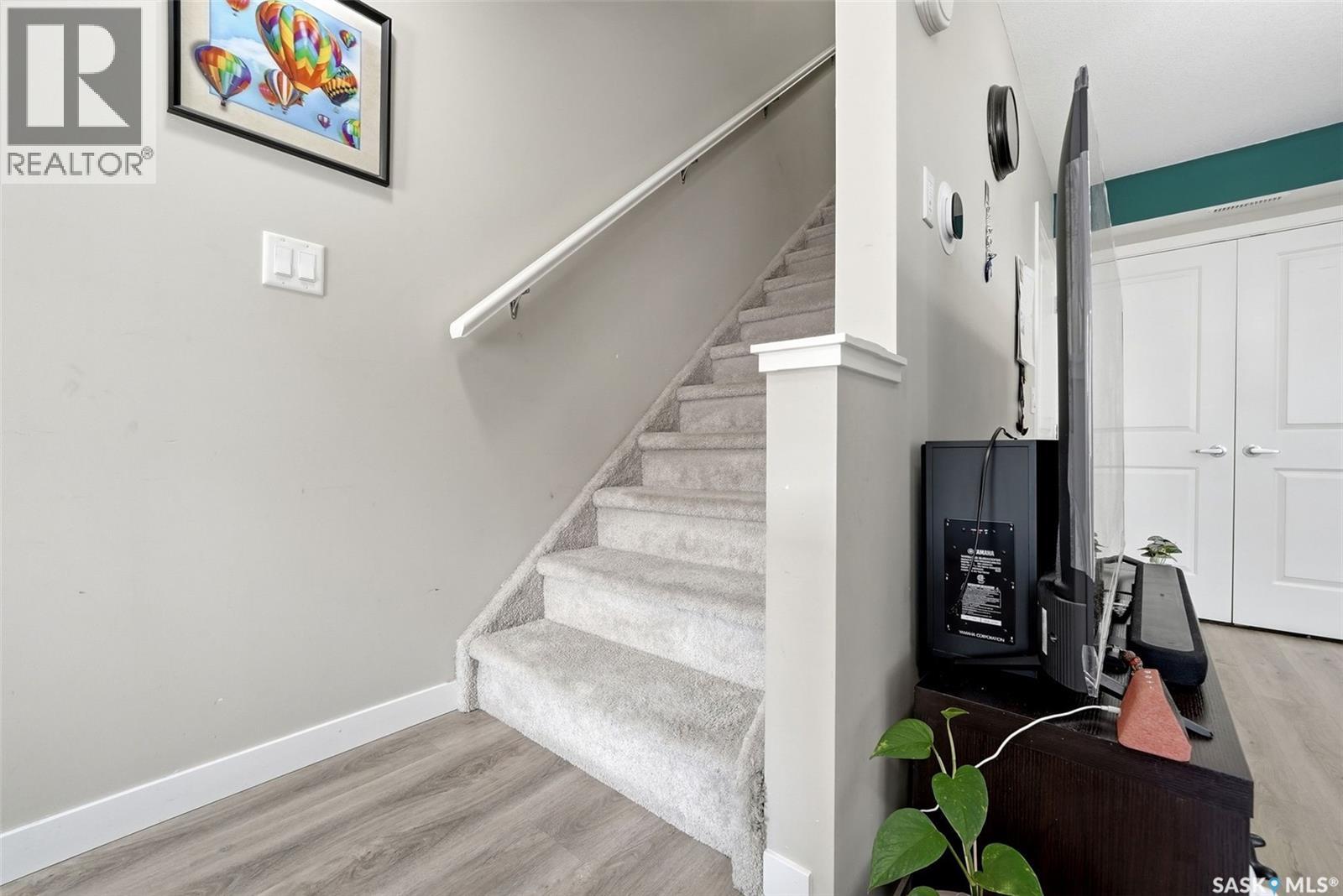 #302B 3355 Green Poppy STREET - Image 17