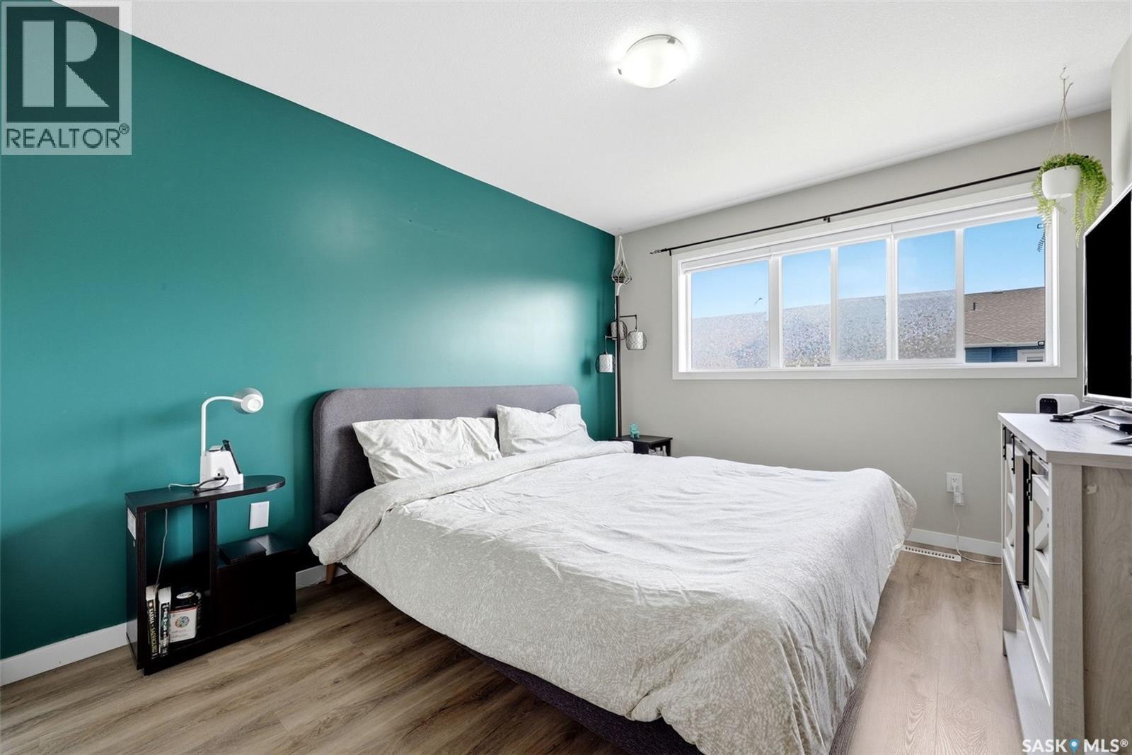 #302B 3355 Green Poppy STREET - Image 18