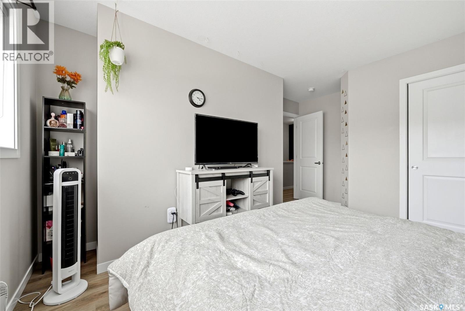 #302B 3355 Green Poppy STREET - Image 19