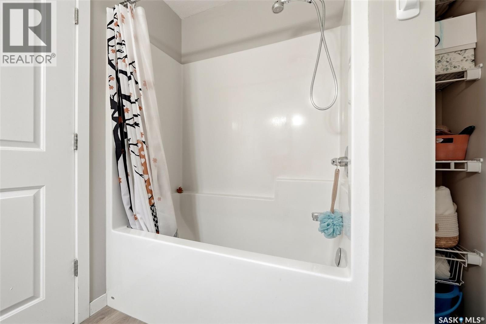 #302B 3355 Green Poppy STREET - Image 21