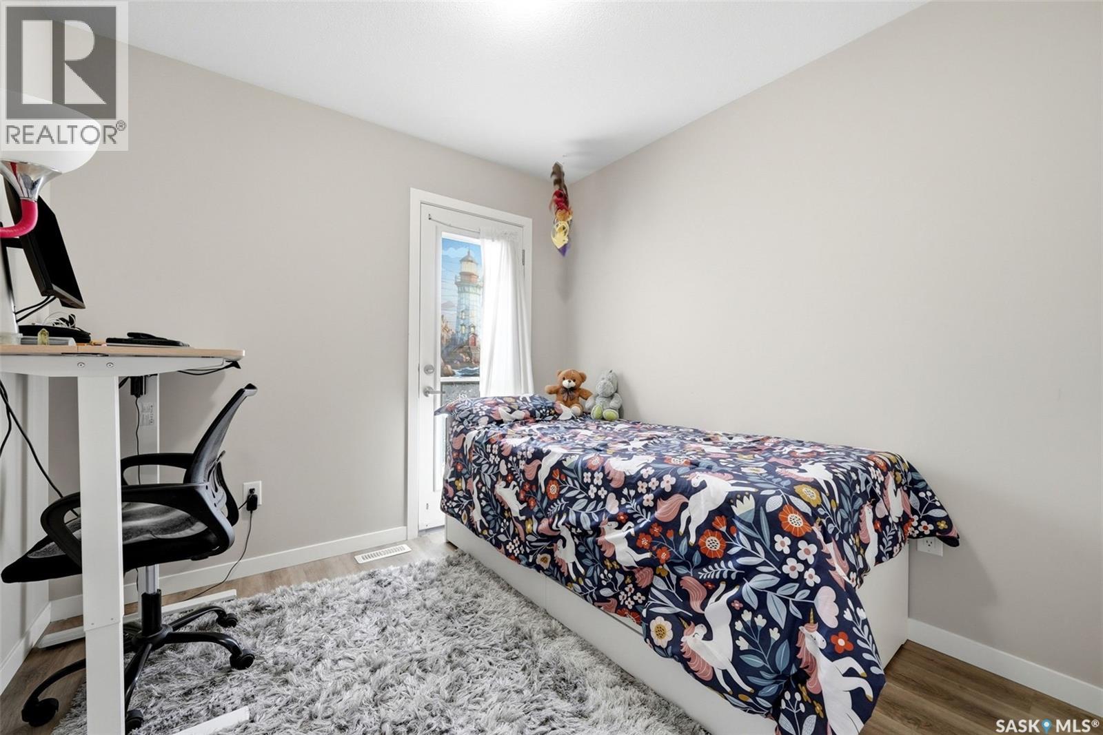 #302B 3355 Green Poppy STREET - Image 22