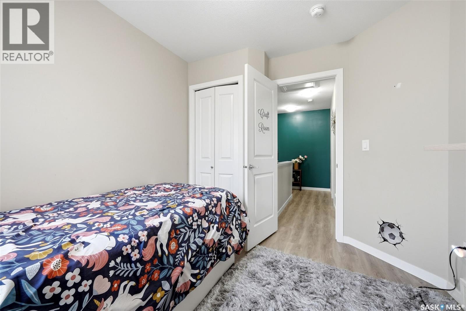 #302B 3355 Green Poppy STREET - Image 23