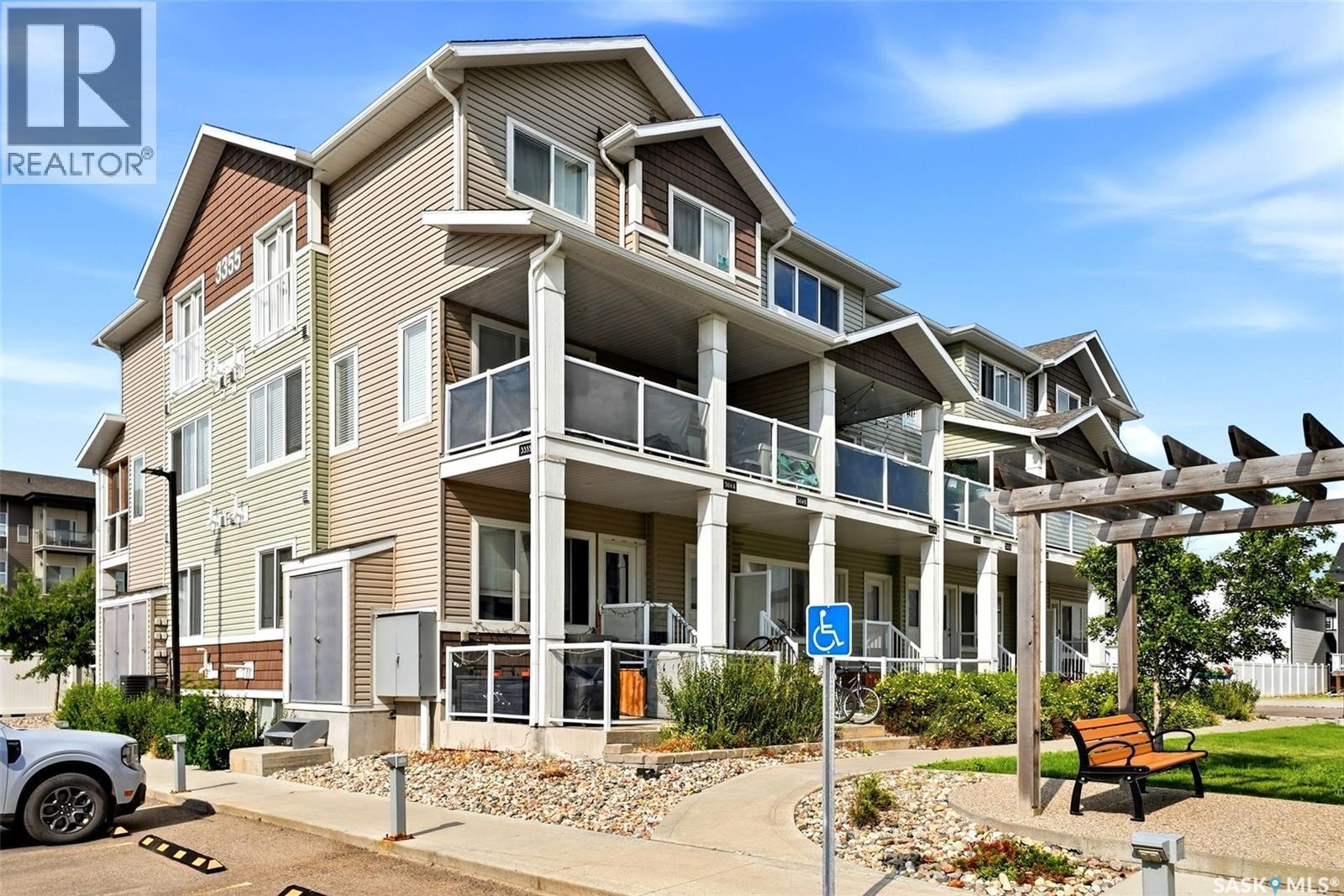 #302B 3355 Green Poppy STREET - Image 25