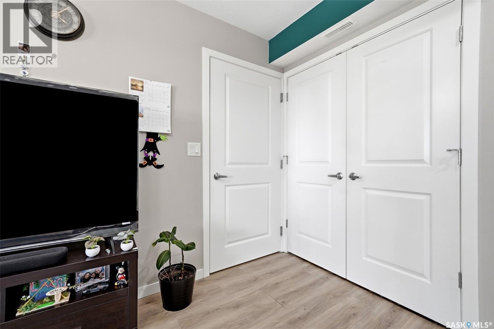 #302B 3355 Green Poppy STREET - Image 5