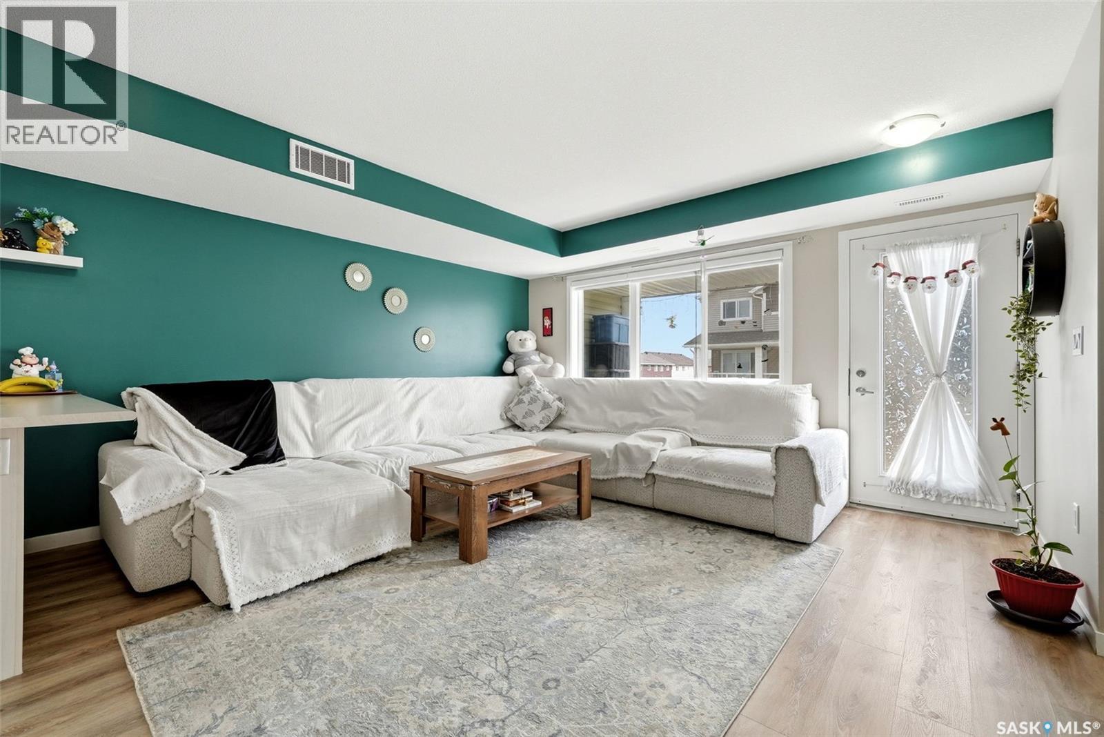 #302B 3355 Green Poppy STREET - Image 6