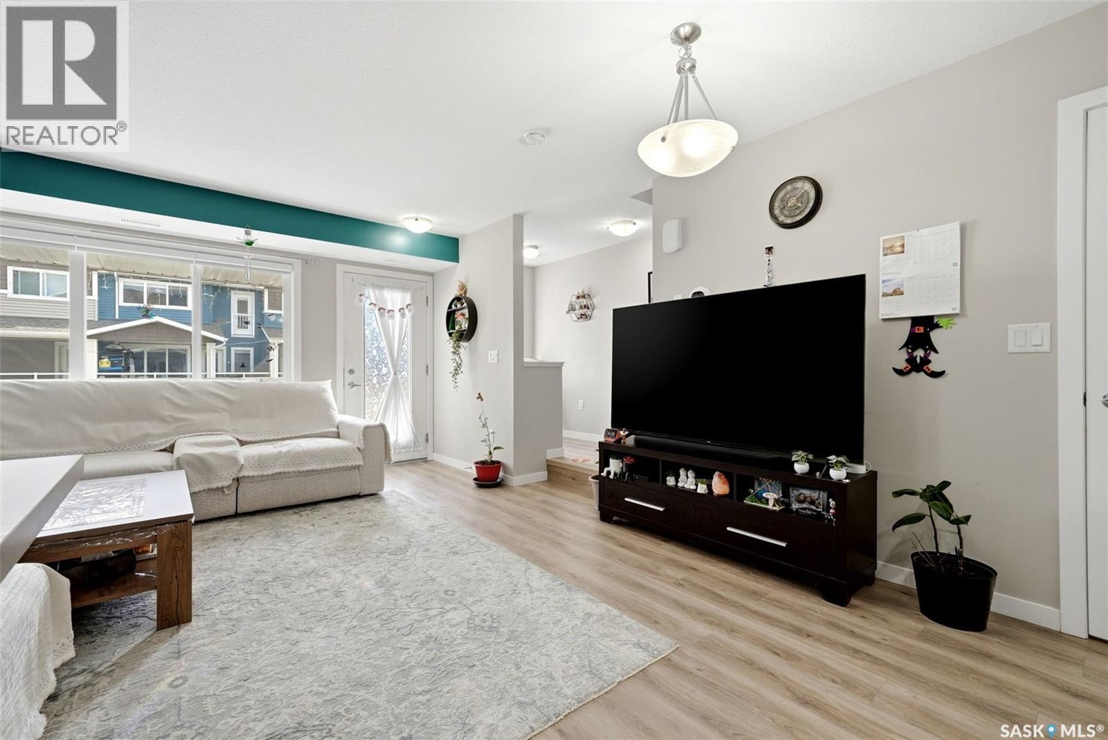 #302B 3355 Green Poppy STREET - Image 7