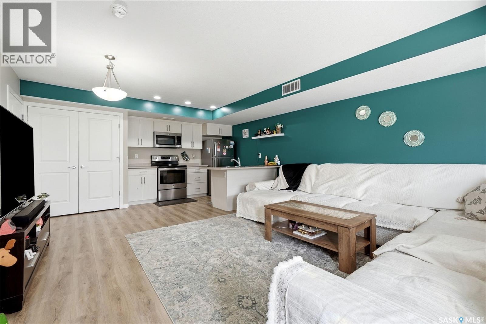 #302B 3355 Green Poppy STREET - Image 8