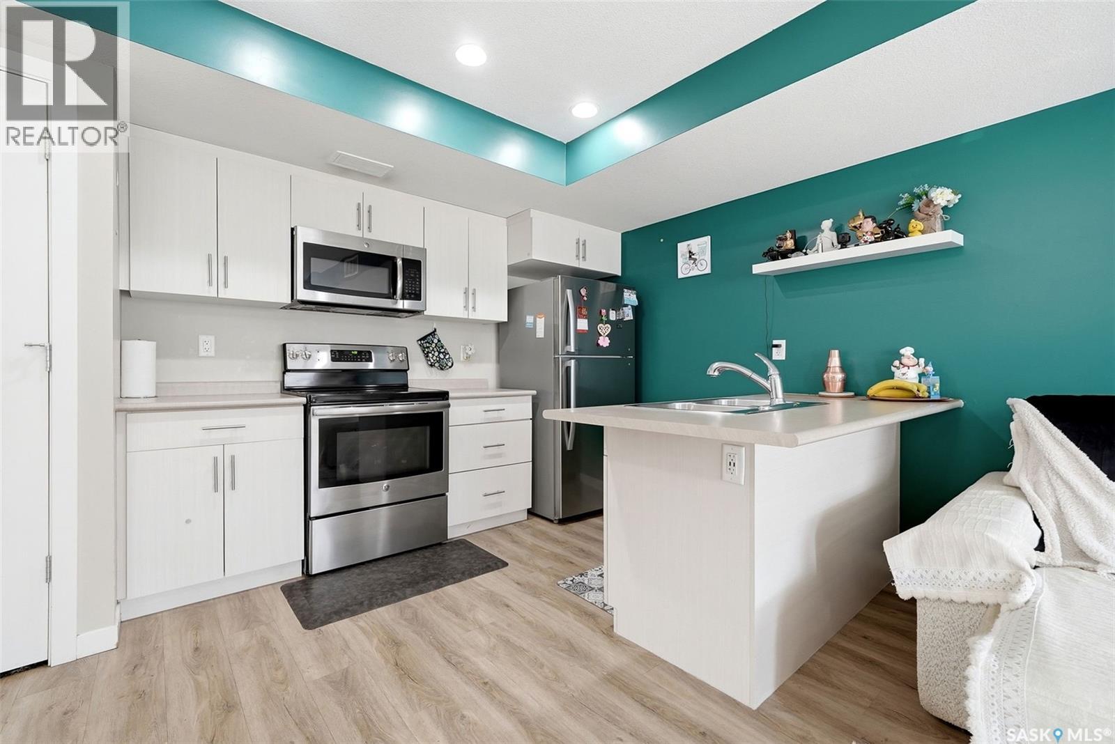 #302B 3355 Green Poppy STREET - Image 9