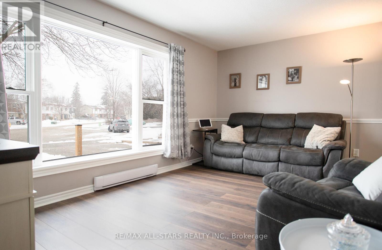 158 BLOSSOM COURT - 4