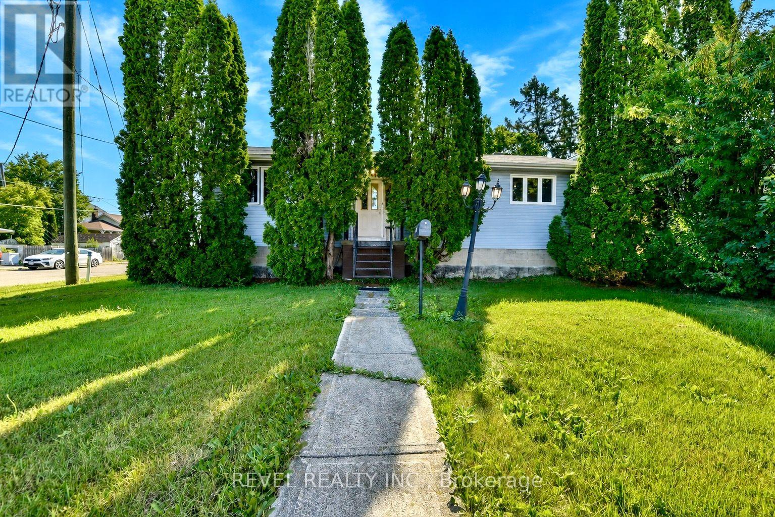344 SPRUCE STREET N - 1