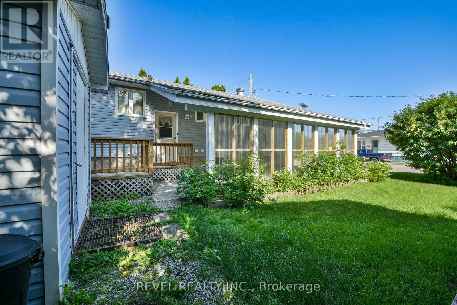 344 SPRUCE STREET N - 5