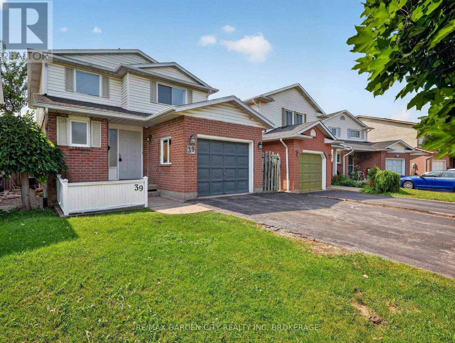 39 BUCHANAN CRESCENT - 2