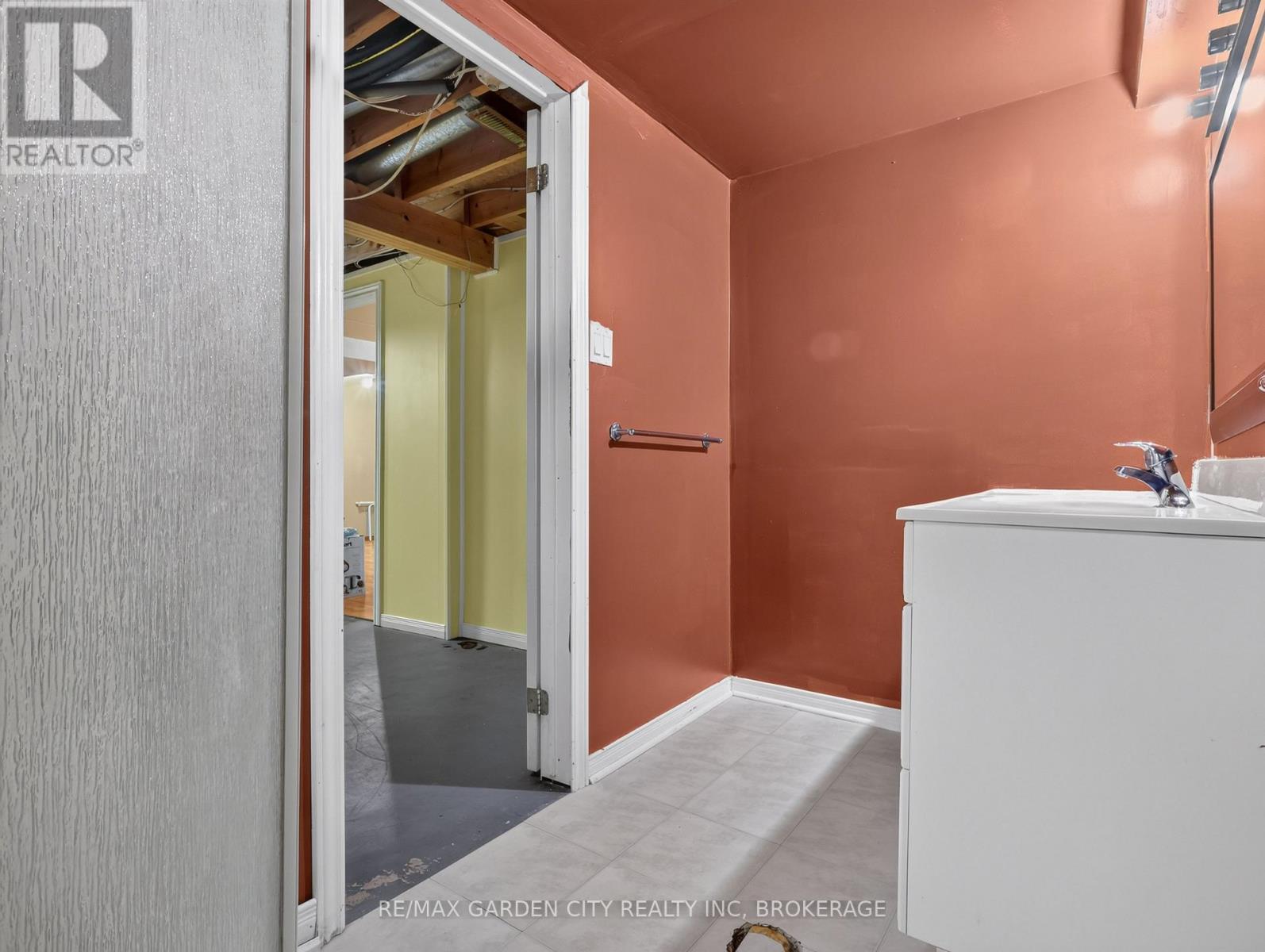 39 BUCHANAN CRESCENT - 43