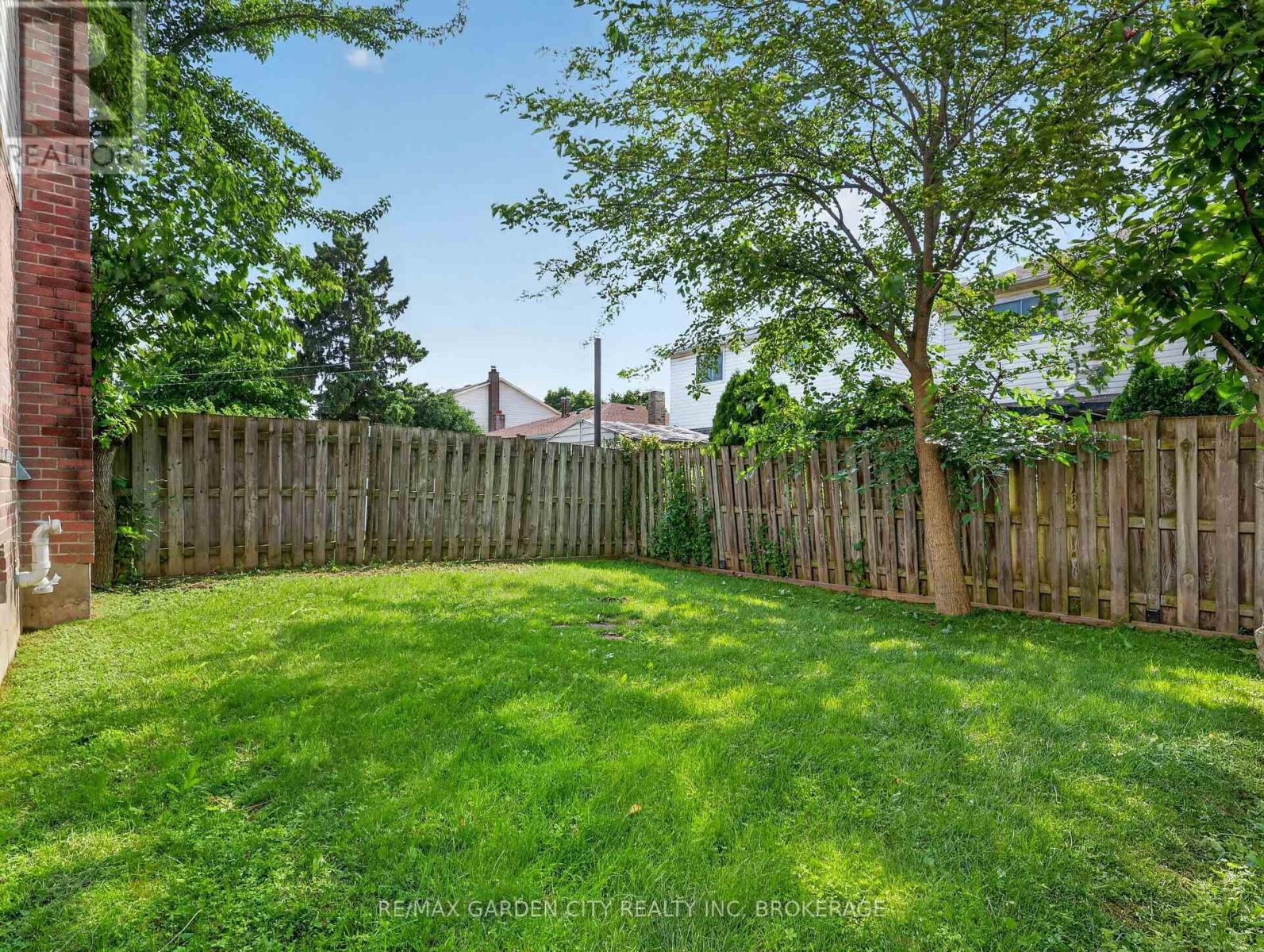 39 BUCHANAN CRESCENT - 44