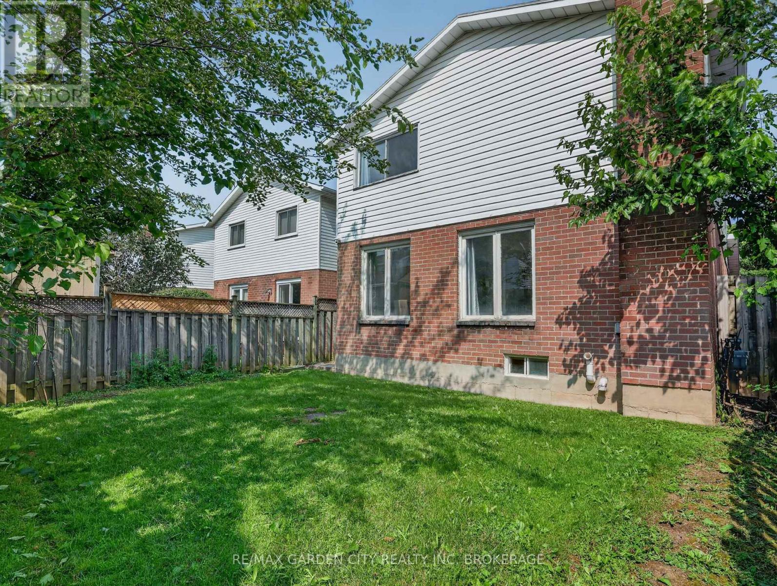 39 BUCHANAN CRESCENT - 46