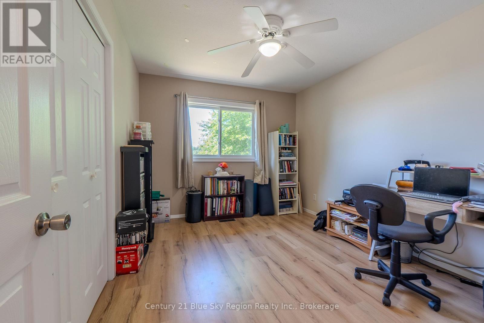 22 TAMERACK AVENUE - 17
