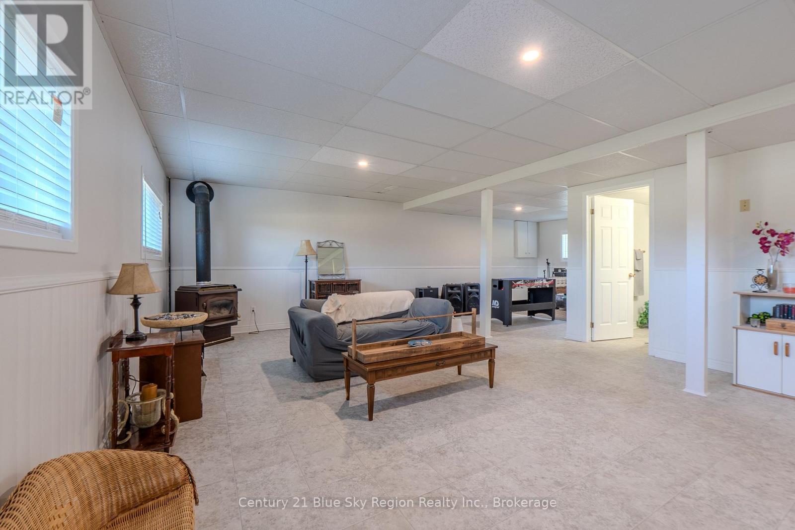 22 TAMERACK AVENUE - 25