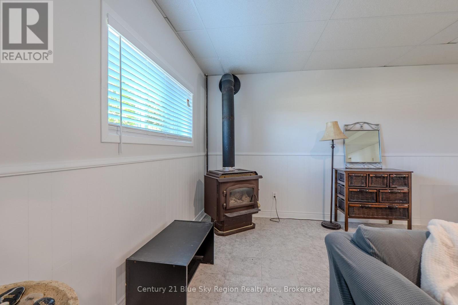 22 TAMERACK AVENUE - 26