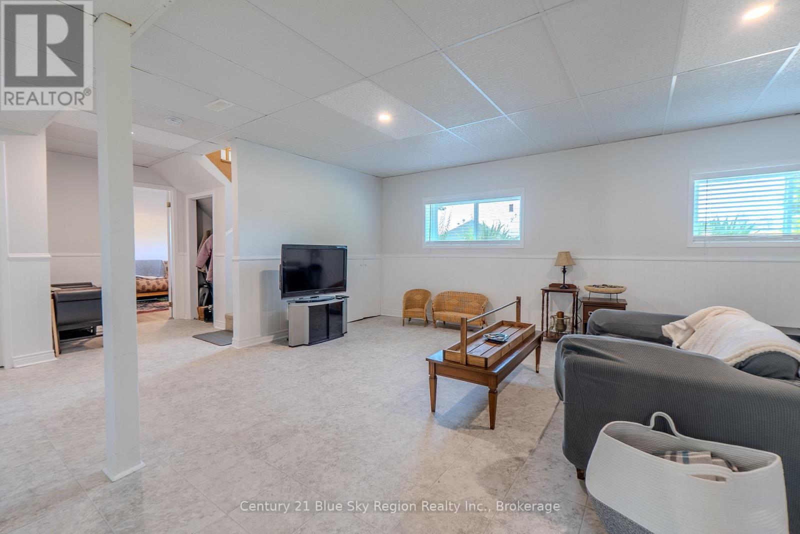 22 TAMERACK AVENUE - 27