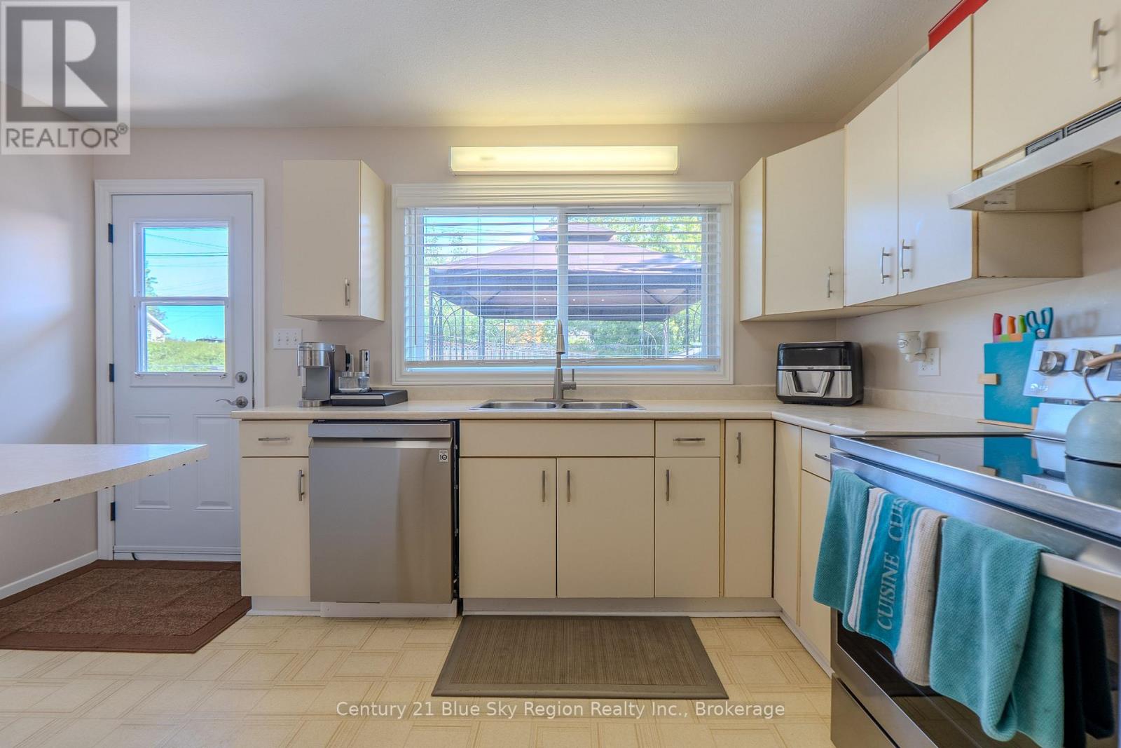 22 TAMERACK AVENUE - 3