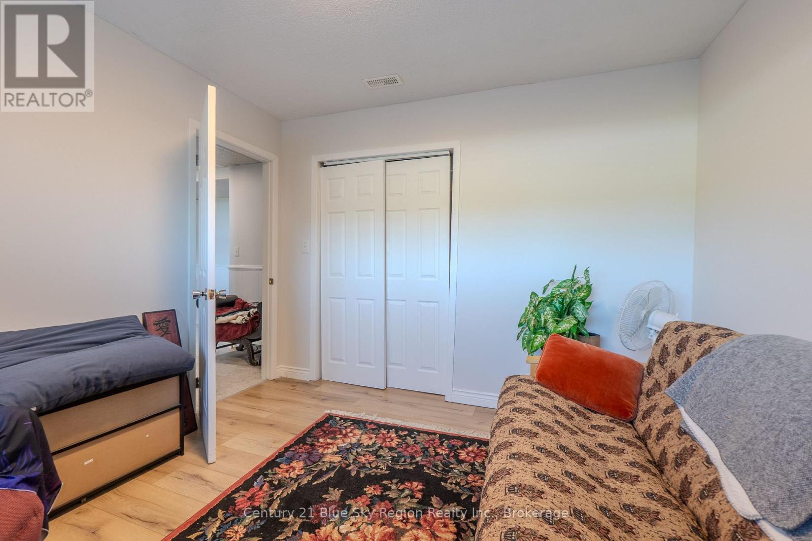 22 TAMERACK AVENUE - 31
