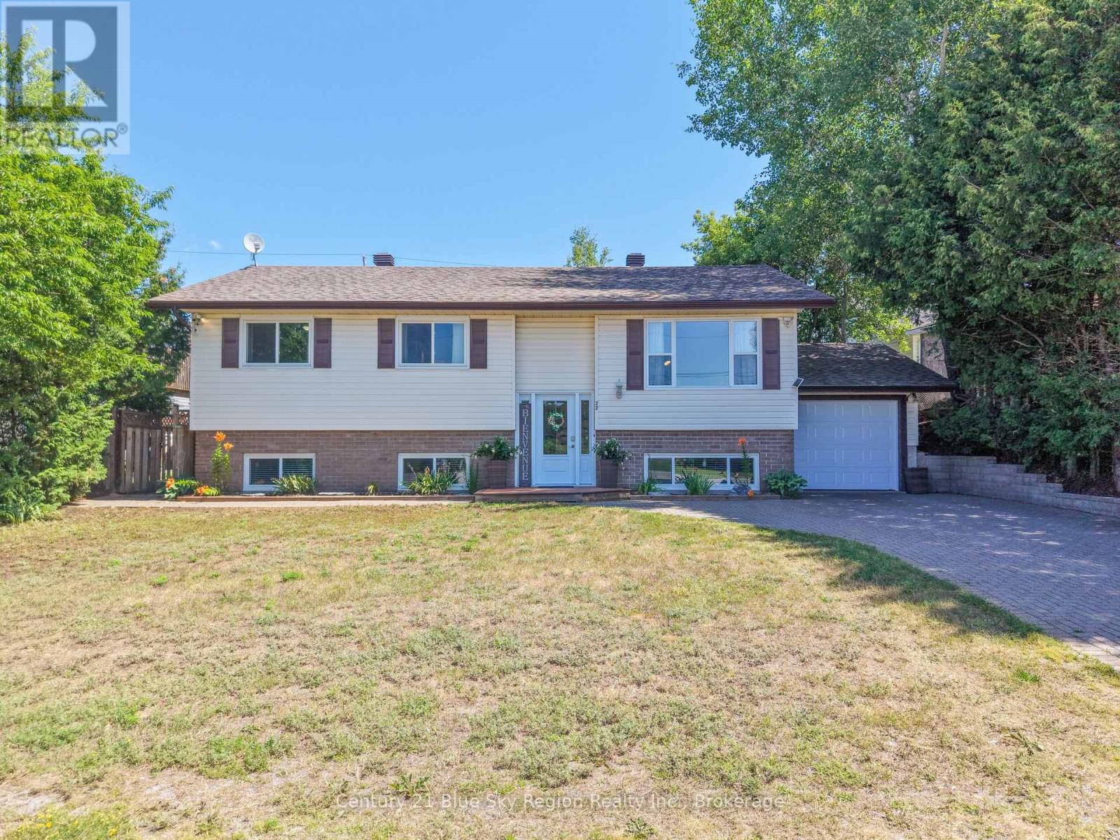 22 TAMERACK AVENUE - 36