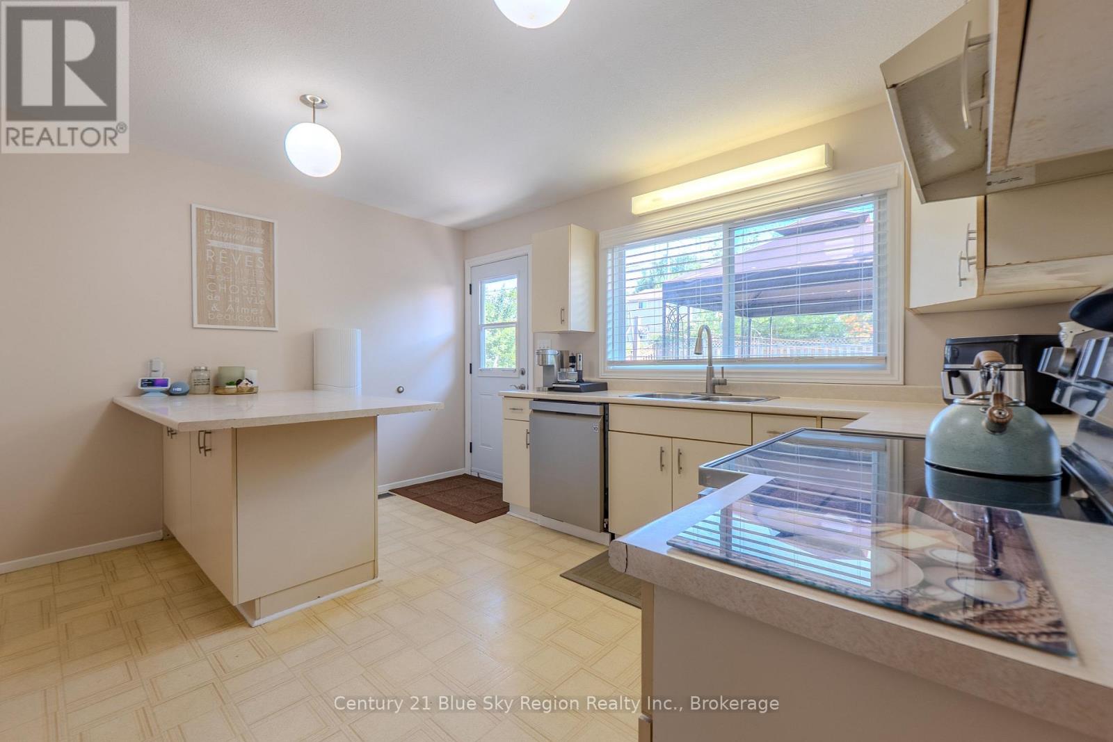 22 TAMERACK AVENUE - 4