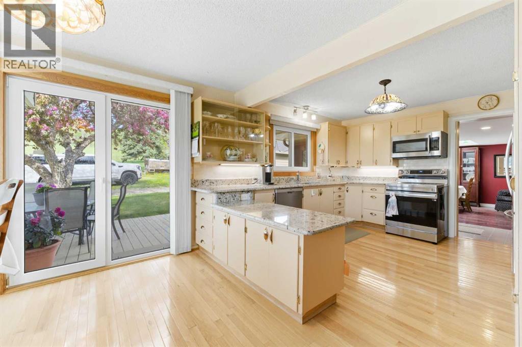 322191 135 Street W - 21