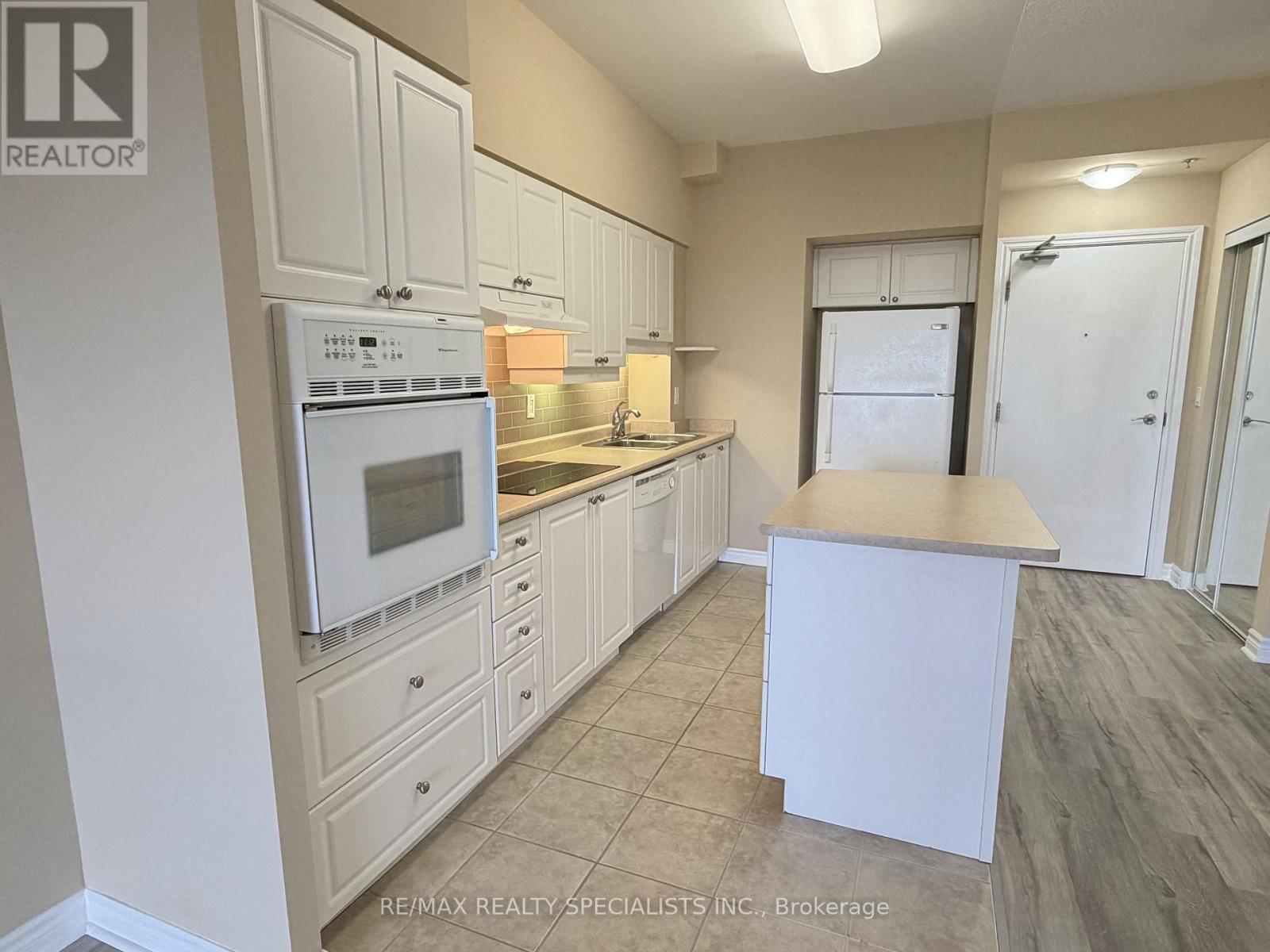 #1007 810 SCOLLARD COURT - 3
