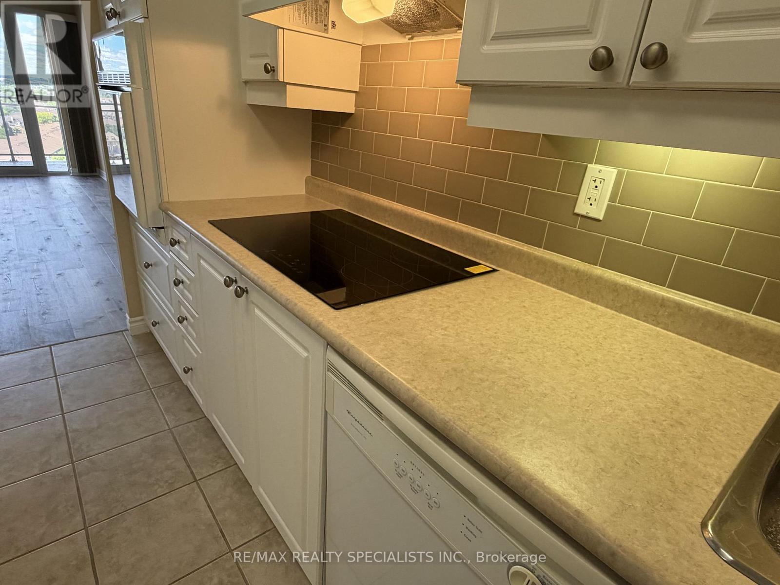 #1007 810 SCOLLARD COURT - 6