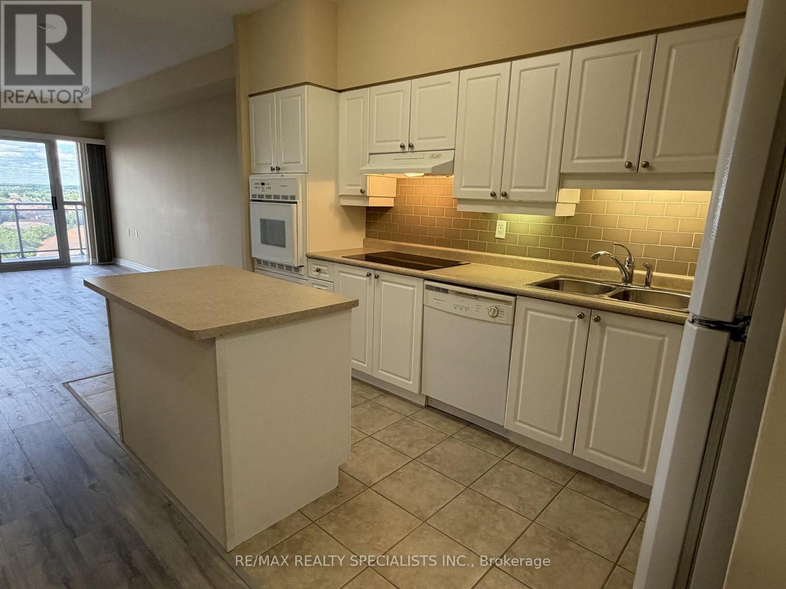 #1007 810 SCOLLARD COURT - 7