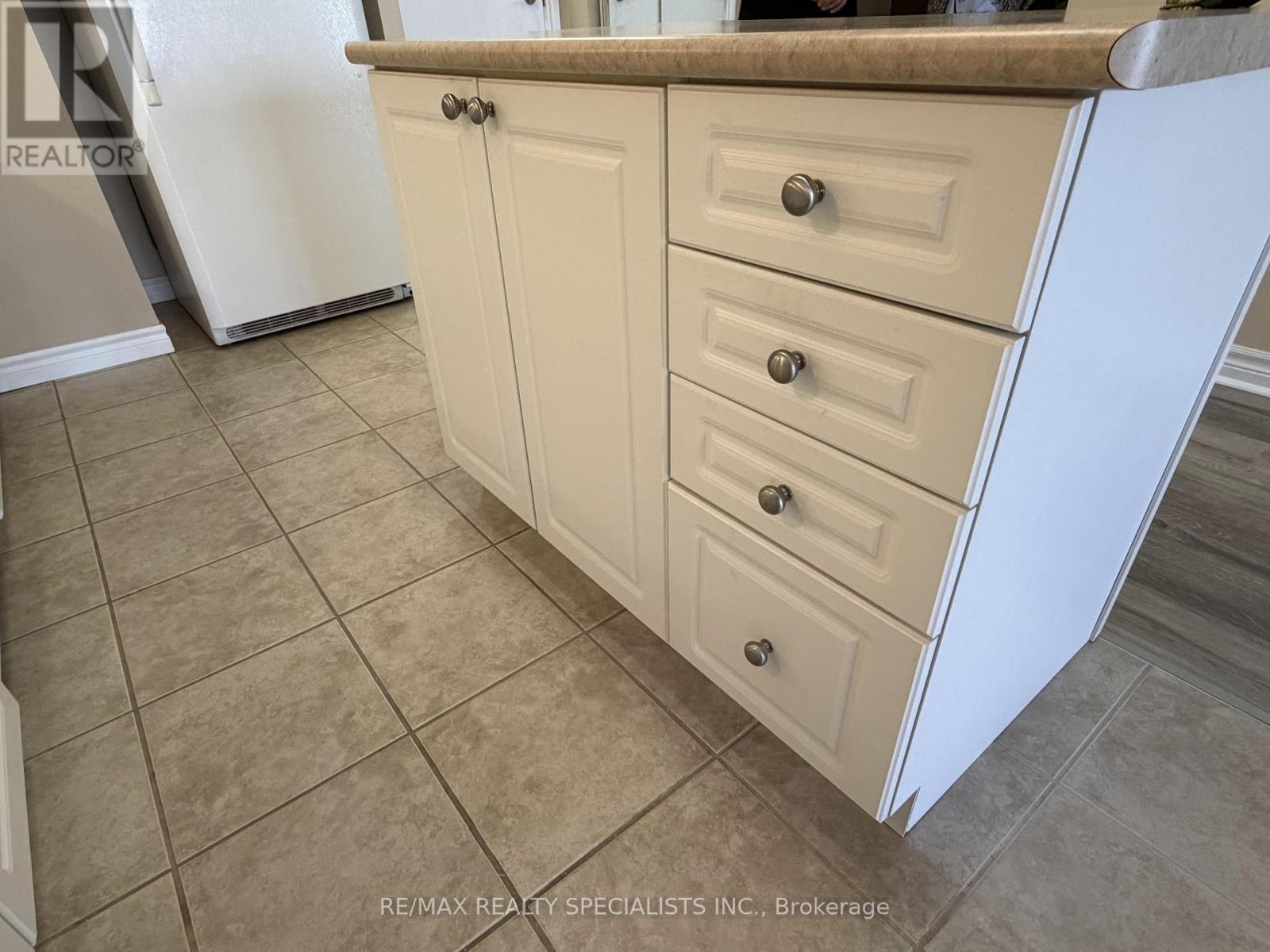 #1007 810 SCOLLARD COURT - 8