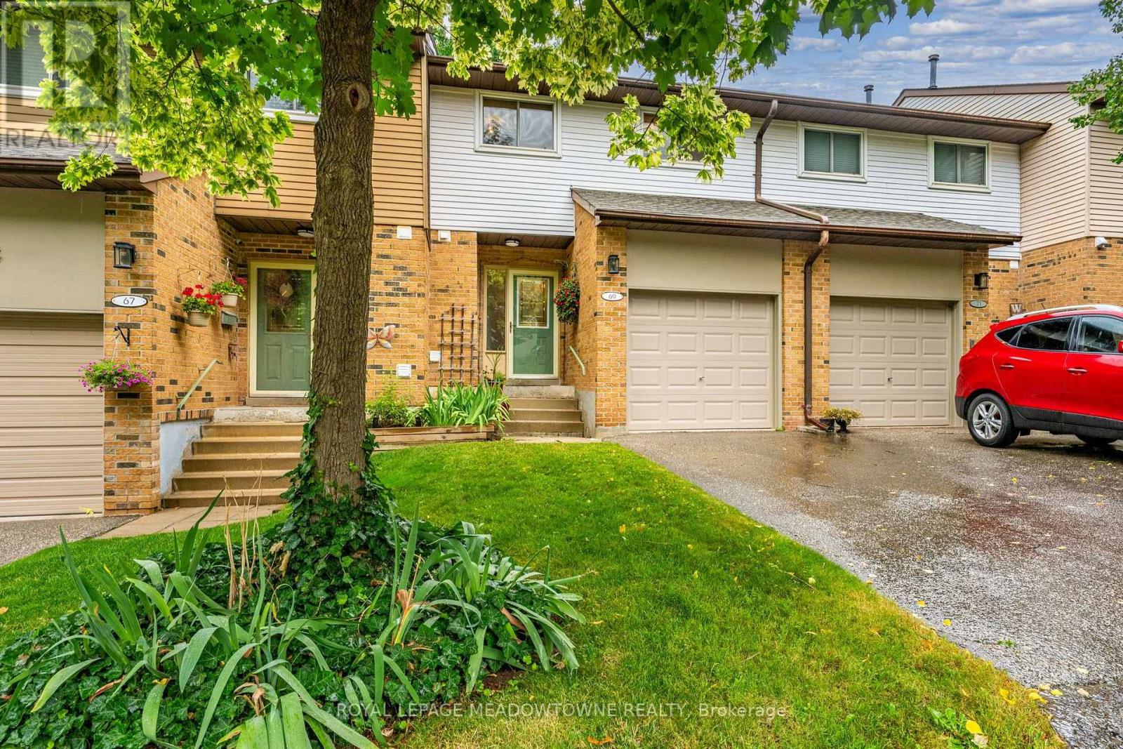 69 LYNDEN CIRCLE - 2