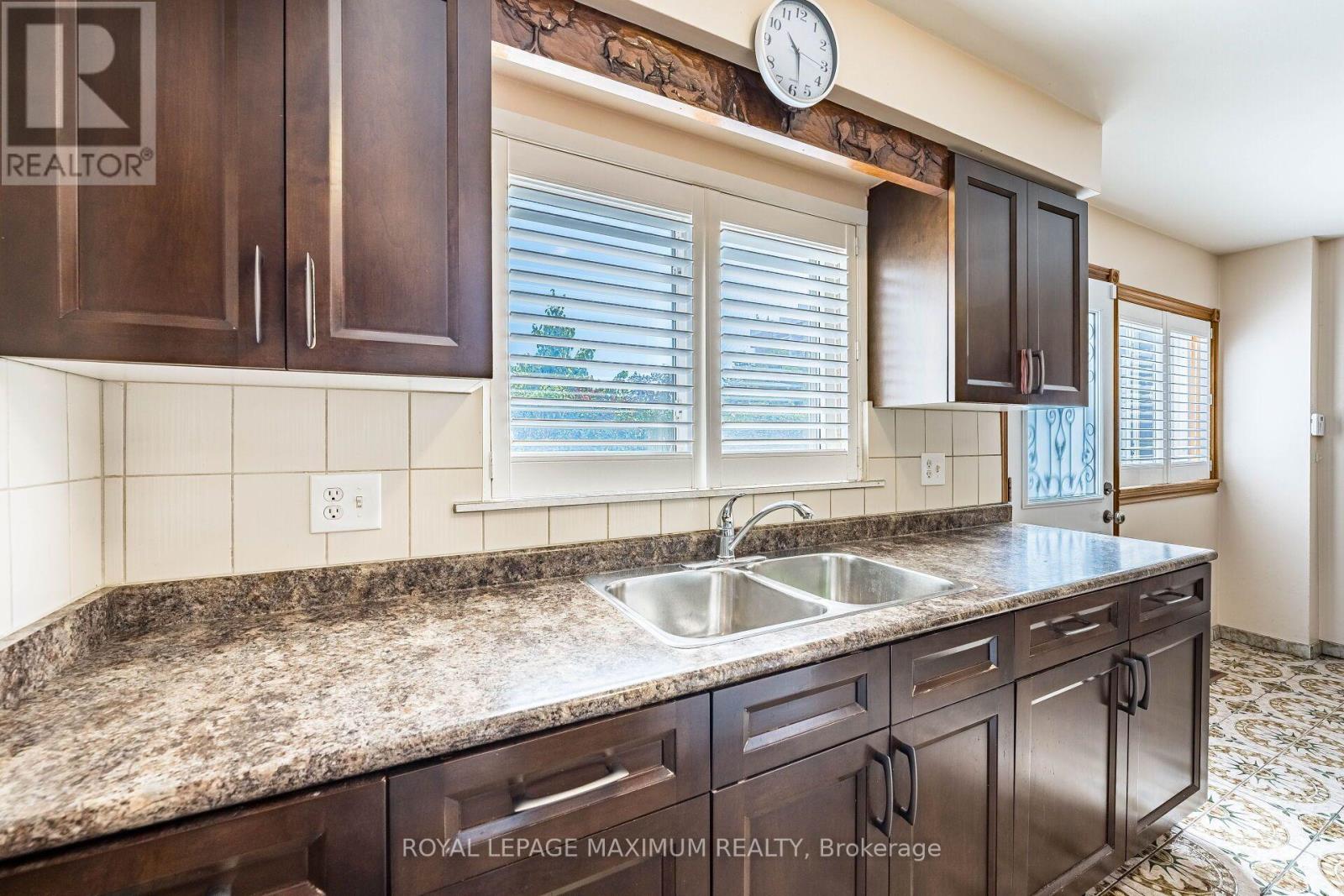 40 BROADOAKS DRIVE - 17