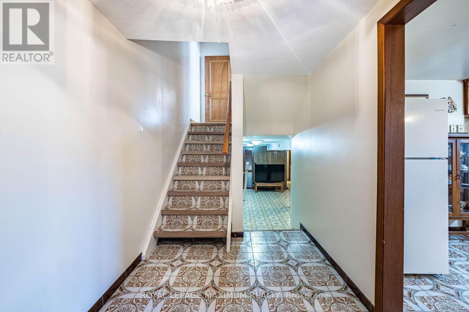 40 BROADOAKS DRIVE - 35