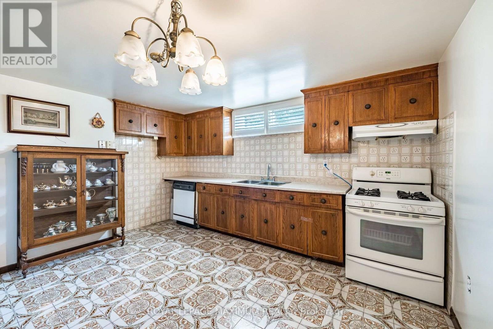 40 BROADOAKS DRIVE - 38