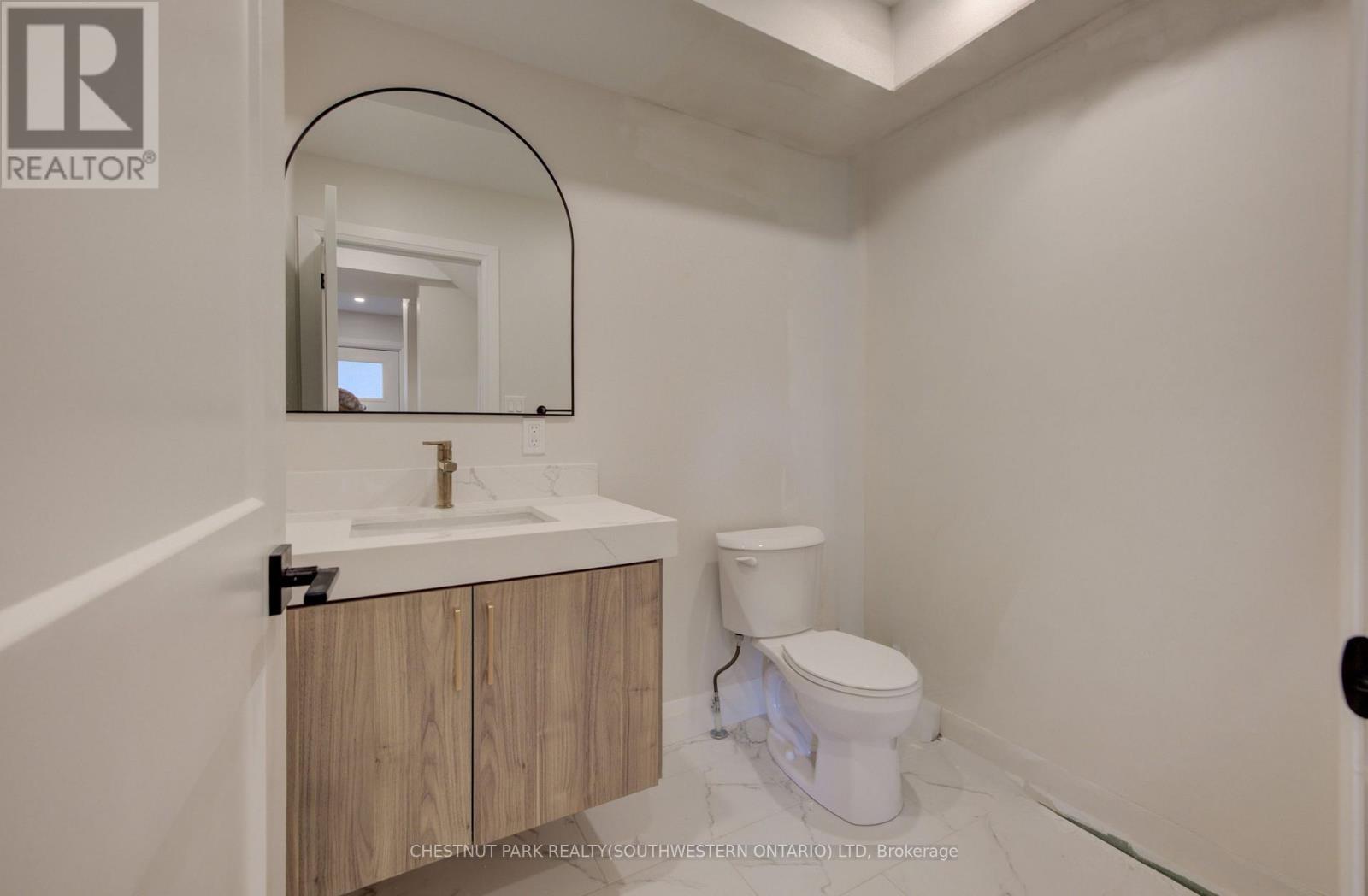34 MOORE AVENUE N - Image 12